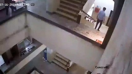 Abraço fatal: veja momento em que jovem morre ao receber carinho de amigo