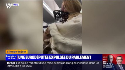 Une eurodéputée roumaine d'extrême droite expulsée du Parlement pour avoir crié et exhibé une muselière