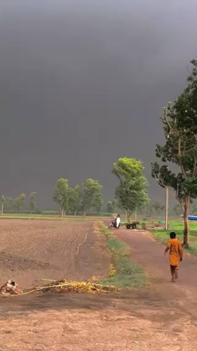 A beautiful view of my village in the evening surrounded by dark clouds, cool air everywhere, clouds rising on a blustery weather.❤️❤️#
