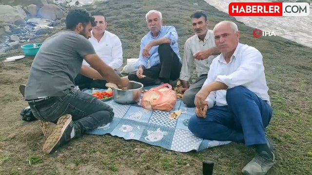 Sıcaktan bunalanlar Süphan Dağı eteklerindeki kar üzerinde piknik yaptı