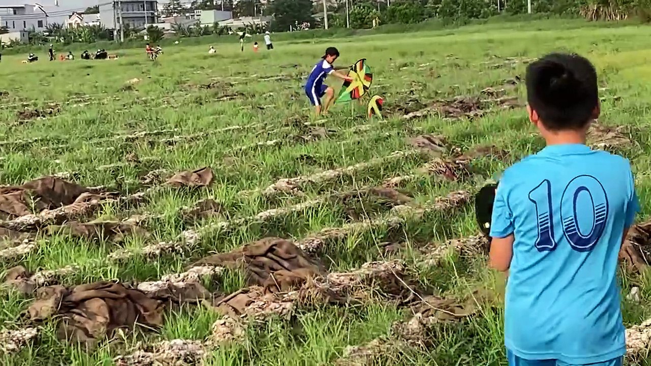 Học sinh lụm được con diều tự làm ... bay qua đâm diều sáo of thằng bạn thân và cái kết ntn