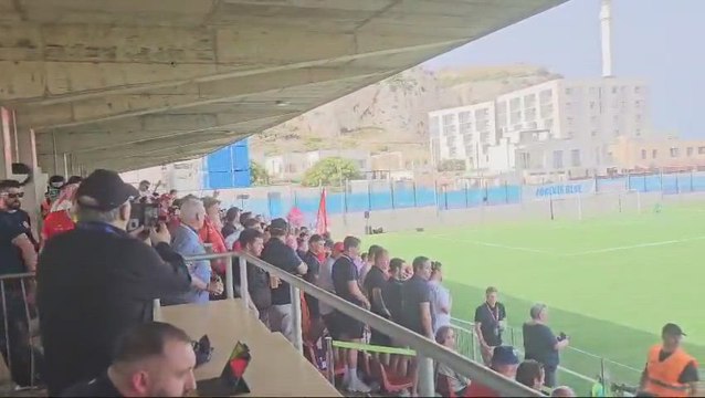 Aficionados irlandeses cantan Gibraltar es español en el Peñón