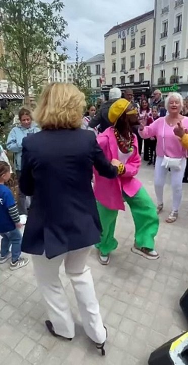 Valérie Pécresse danse avec le transporteur de bonheur
