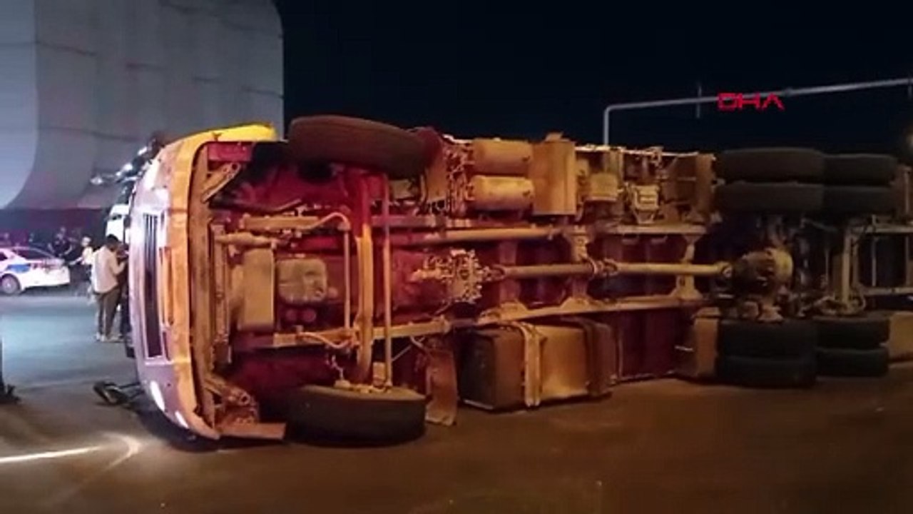 Batman’da kontrolden çıkarak devrilen odun yüklü kamyondaki 2 kişi yaralandı.