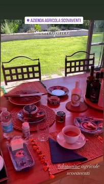 Et il n'y a que des produits locaux cultivés sur place à consommer : miel, miel de gingembre, huile d'olive ou encore pain à l'épeautre, à tomber d'après le principal intéresséAnthony Delon en vacances avec ses filles Loup et Liv en Toscane en Italie