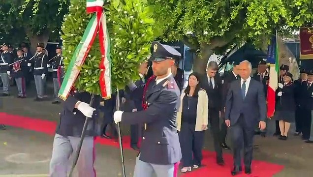 Il ministro dell'Interno Matteo Piantedosi e il capo della polizia di Stato Vittorio Pisani hanno deposto una corona di fiori