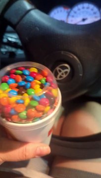 « Au moins, ils vous ont donné des M&M's » : une cliente de McDonald's commande un McFlurry aux M&M's. Elle n'arrive pas à croire que ce soit arrivé