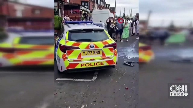 Otobüsü ateşe verdiler! Polis aracını devirdiler...