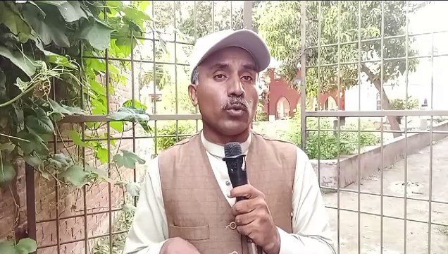 زرعی زمینوں پر انڈسٹریل اسٹیٹ نامنظور رحمانیہ کے چار دیہاتوں کے سینکڑوں کسان سڑکوں پر اگئے ڈپٹی کمشنر گجرات افس میں احتجاج