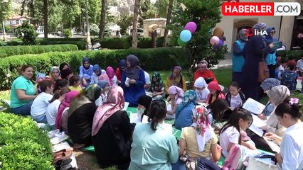 Amasya'da çocuklar cami bahçesinde kitap okudu