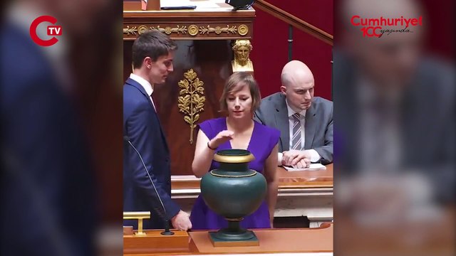 Mecliste 'Taş-Kağıt-Makas' krizi: Aşırı sağcı milletvekilinin elini kimse sıkmadı!