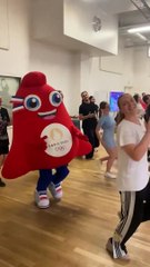 Les images de la chorégraphie officielle de la mascotte des JO de Paris 2024