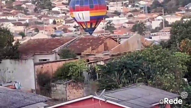 Vídeo mostra momento exato em que balão cai no meio da rua