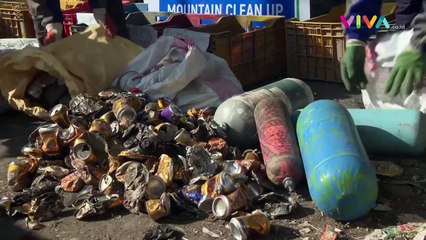 Bukan Salju, Gunung Everest Dilapisi Puluhan Ton Sampah Beku