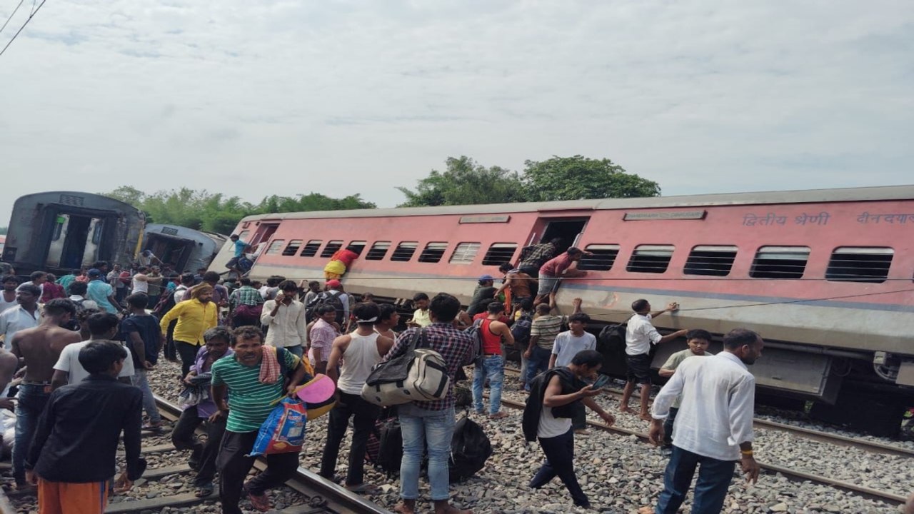 गोंडा में ट्रेन हादसे को ऑल इंडिया रेलवे मेंस फेडरेशन ने बताया साजिश, हादसे के पीछे जताई ये आशंका