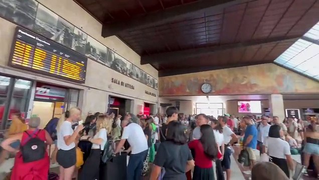 Treni, gravi ritardi e disagi sul nodo fiorentino per un guasto: viaggiatori in attesa a Santa Maria Novella