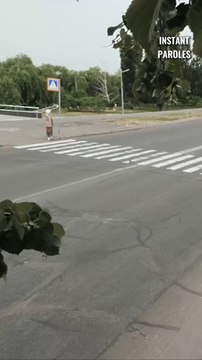 Cette femme âgée ne parvient pas à traverser la route puis reçoit le précieux soutien de motards