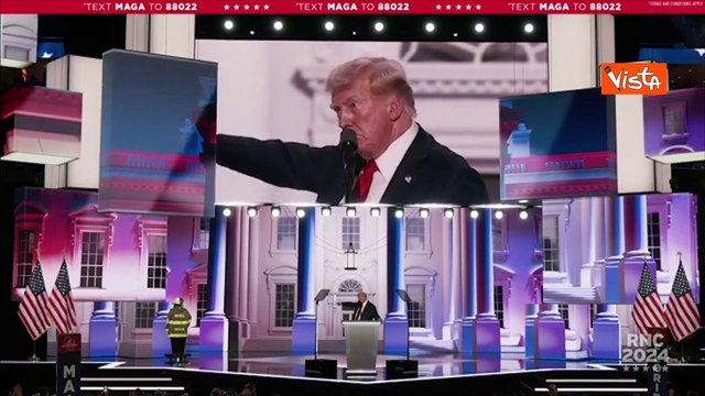 Trump bacia l'elmetto di Corey Comperatore, l'omaggio a Vigile fuoco ucciso al comizio da uno sparo