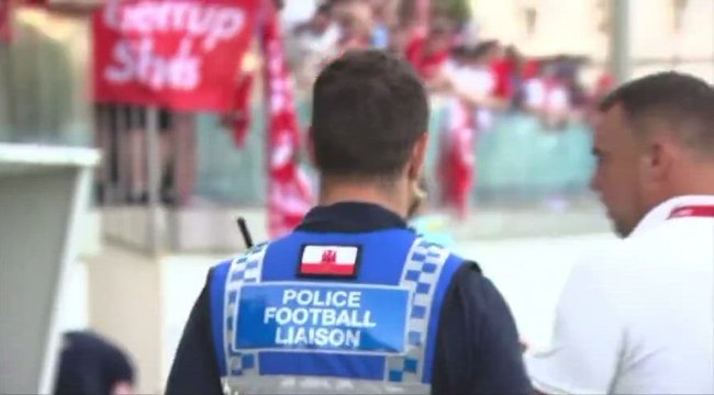 Cánticos de Gibraltar es español de los aficionados irlandeses del Shelbourne
