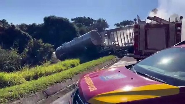 Dois caminhoneiros morrem após colisão na BR-277; os veículos pegaram fogo