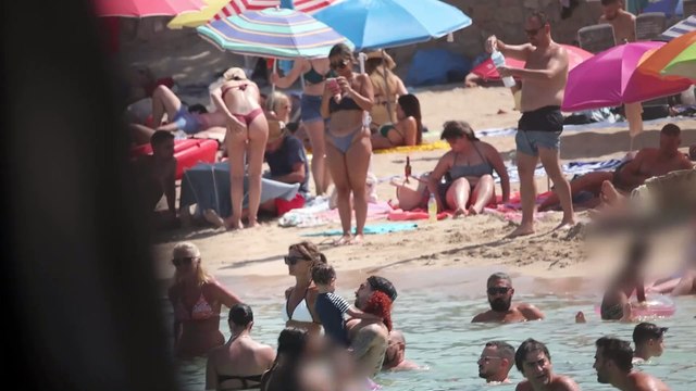 Primeras imágenes en exclusiva de Marc Cucurella teñido de rojo: sus vacaciones tras ganar la Eurocopa