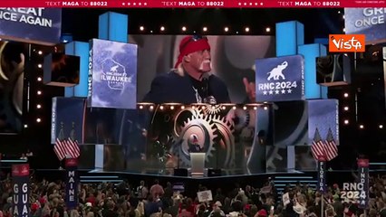 Lo show di Hulk Hogan alla Convention Repubblicana: "Trump ? il mio eroe" e si strappa la maglietta