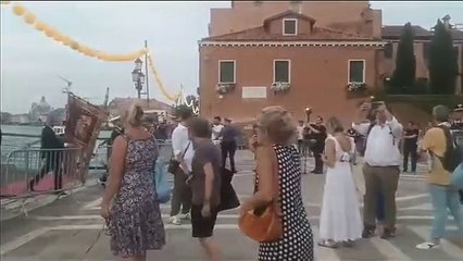 Venezia, aperto il ponte votivo per il Redentore: contestato il sindaco Brugnaro