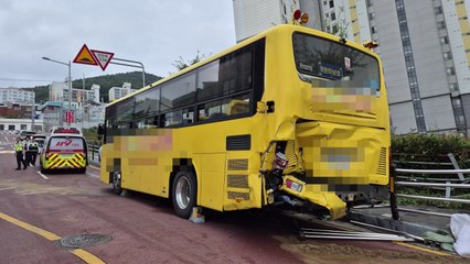 경사로서 미끄러진 유치원 버스, 화물차 추돌...인명피해 없어 / YTN