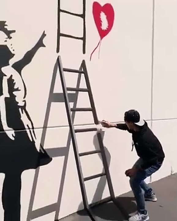 How_Zach_King_Gets_Away_With_Doing_Graffiti(360p)