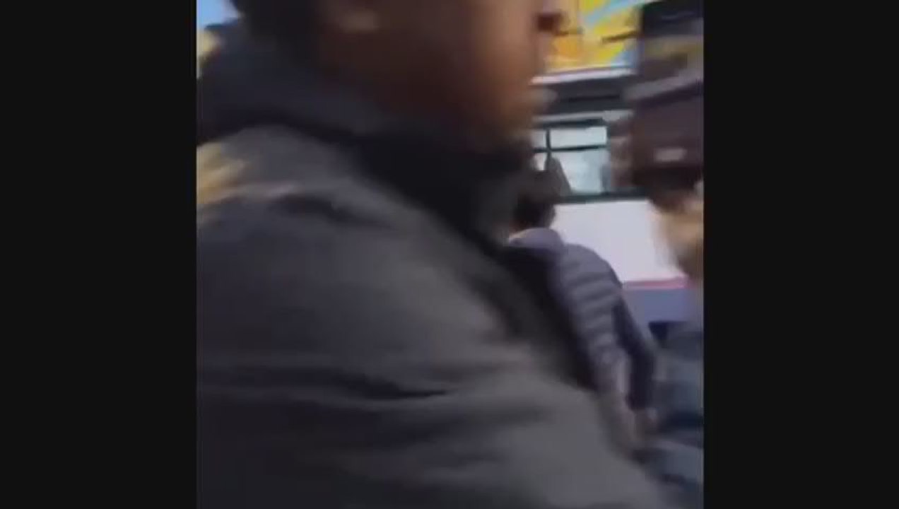 Gb, violenti scontri a Leeds nella notte: disordini dopo 'incidente domestico' - Video