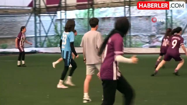 Kız futbol takımları antrenman amaçlı futbol müsabakası yaptı