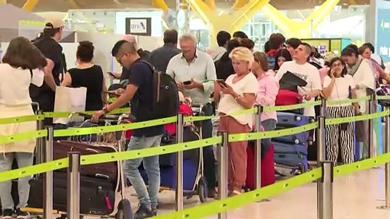 El "caos" y la "desinformación" en los aeropuertos españoles desesperan a los pasajeros