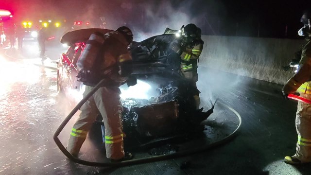 고속도로에서 승용차 화물차 추돌...승용차 전소 / YTN