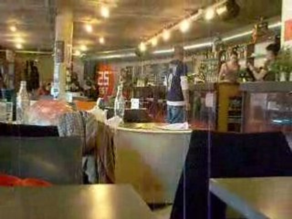 En el bar frente al canal