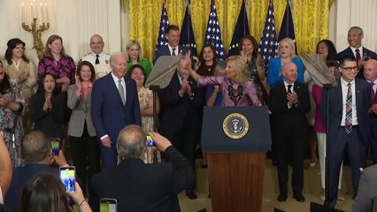 Biden permanece 'absolutamente' na corrida eleitoral, diz diretora de campanha