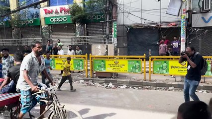 Manifestantes em Bangladesh invadem uma prisão e libertam centenas de presos