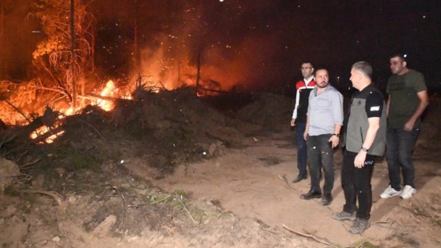 Uşak'ta yangın: 11 ev tahliye edildi