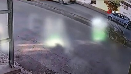Motosiklet sürücüsünün arabanın altında kaldığı anlar kamerada!