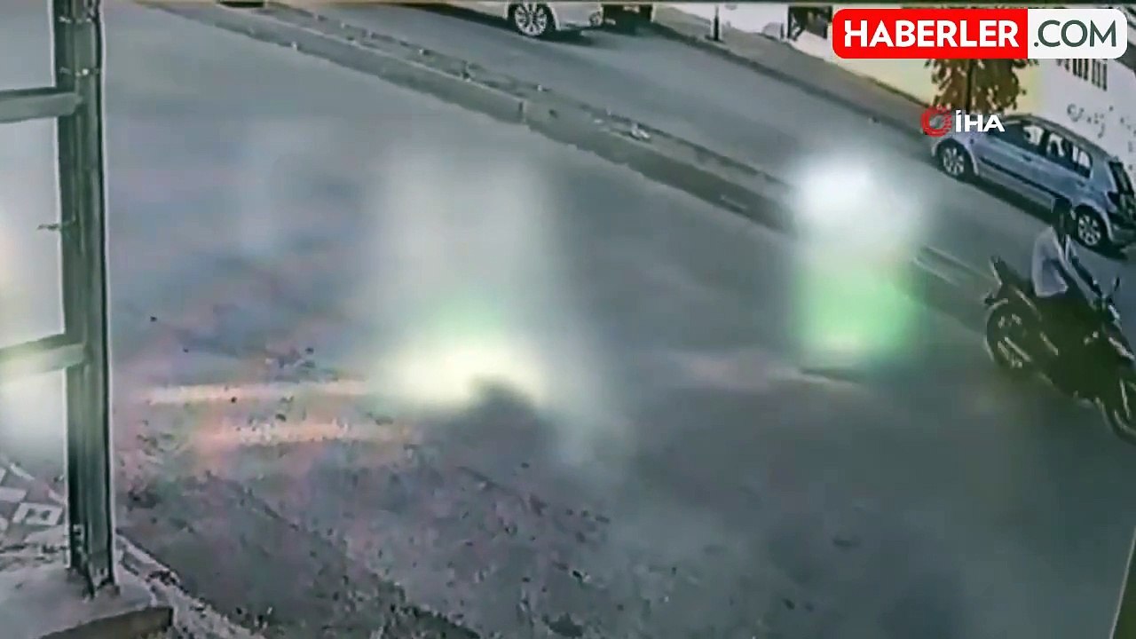 Motosiklet sürücüsünün ölümle burun buruna geldiği anlar kamerada