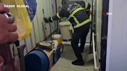 Depremzedelerin konteynırından çıkan devasa yılan korkuttu