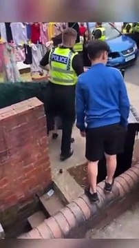 Chaos à Leeds : véhicules incendiés et voiture de police attaquée après le retrait d’enfants d’une famille