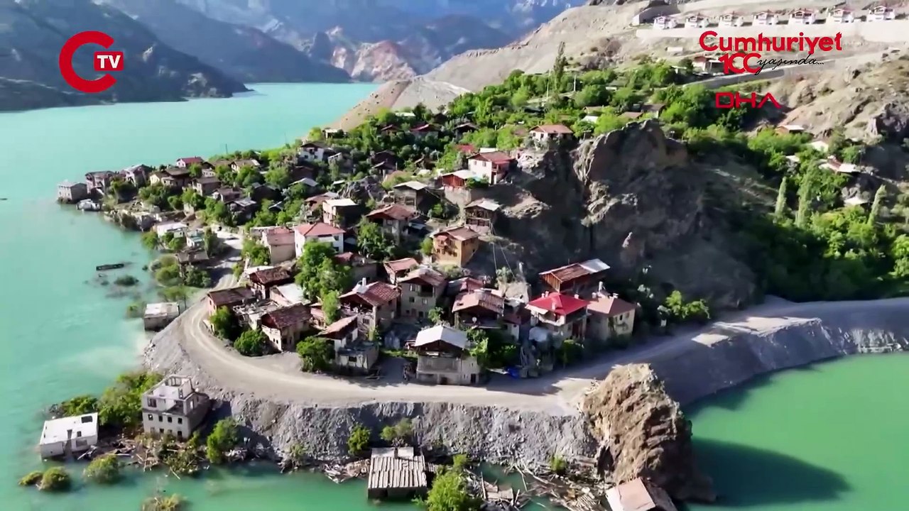 Artvin'in Yusufeli ilçesinde yöre halkı ve gurbetçiler, yarısı Çoruh Nehri üzerine inşa edilen Yusufeli Barajı’nın suları altına kalan Çeltikdüzü köyünün bulunduğu bölgede, olta atıp, balık tutuyor.