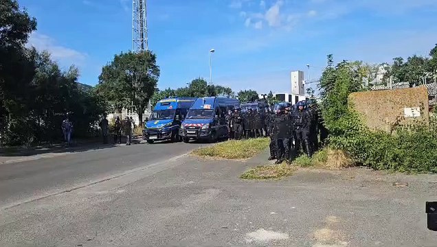 Les manifestants anti-bassines et les gendarmes à la Rochelle, samedi 20 juillet 2024