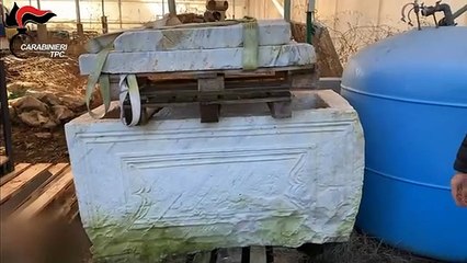 Nel capanno dell'azienda agricola cuneese c'era un sarcofago romano. L'operazione dei carabinieri