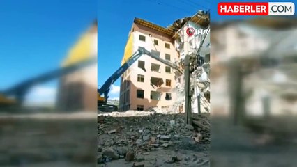 İş makinesinin tek darbesi, ağır hasarlı binayı yerle bir etti