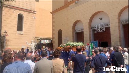 Una folla commossa per l'ultimo saluto a Mario Valiante e Wilma Fezza