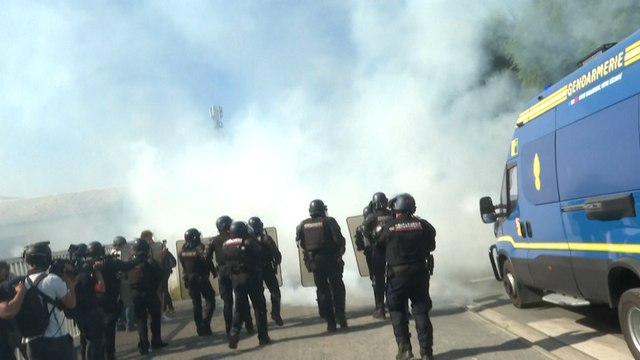 Rassemblement anti-bassines : des grenades lacrymogènes tirées contre des manifestants à La Rochelle