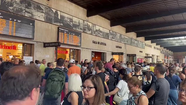 Treni caos, l'atrio della stazione di Firenze S. Maria Novella pieno di viaggiatori in attesa