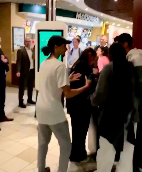 #France #Insolite ! Une petite #faim et le Premier-Ministre Gabriel Attal débarque incognito mais avec son staff dans un célèbre fast-food à la #surprise des #clients. #gabrielattal #premierministre #mcdo #fastfood