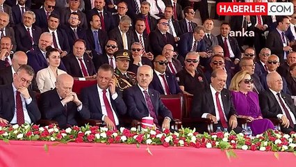 KKTC'deki törende dikkat çeken anlar! Erdoğan ile Özel arasında samimi sohbet